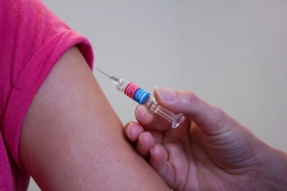 Vaksin COVID-19 dan swab test bisa dilakukan tanpa melanggar puasa (Katja Fuhlert/Pixabay)