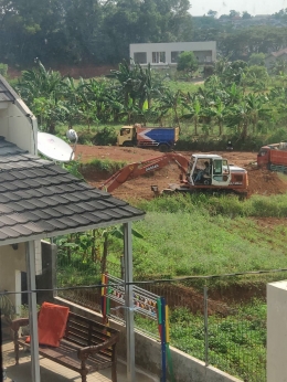 Gambar (2) Penampakan aktifitas dump truck dan excavator di lokasi pengerukan tanah
