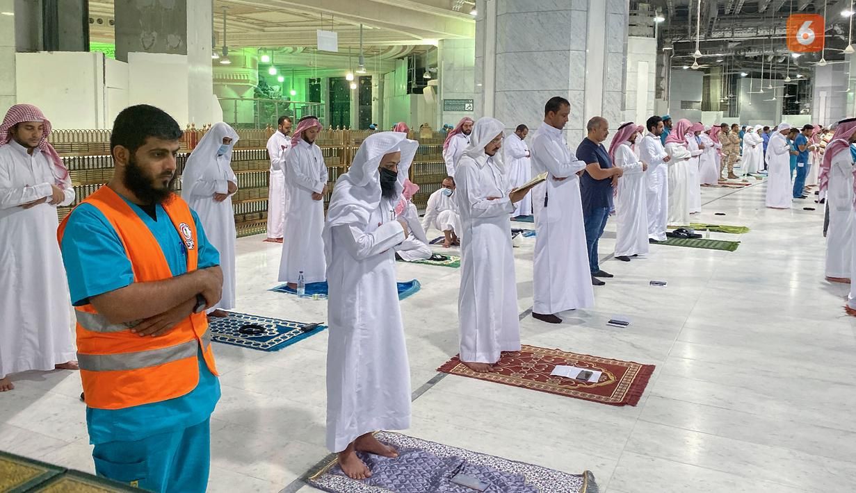 Sholat Tarawih dengan jaga jarak di masjidil haram, sumber : liputan6.com