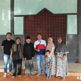 Depan kamar Eyang Sutobondo, Foto-foto Trah Tjitrasoma IX bersama Juru Kunci (September 2017)-dokpri