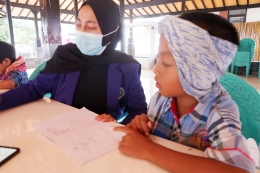 Gambar 4 : Kegiatan Belajar Baca Tulis Aksara Jawa dengan Menerapkan Protokol Kesehatan (Dokpri)