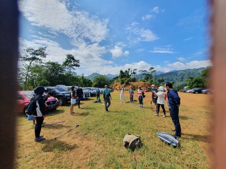 Tour guide memandu melakukan pemanasan sebelum trekking I Dokumentasi Edwan