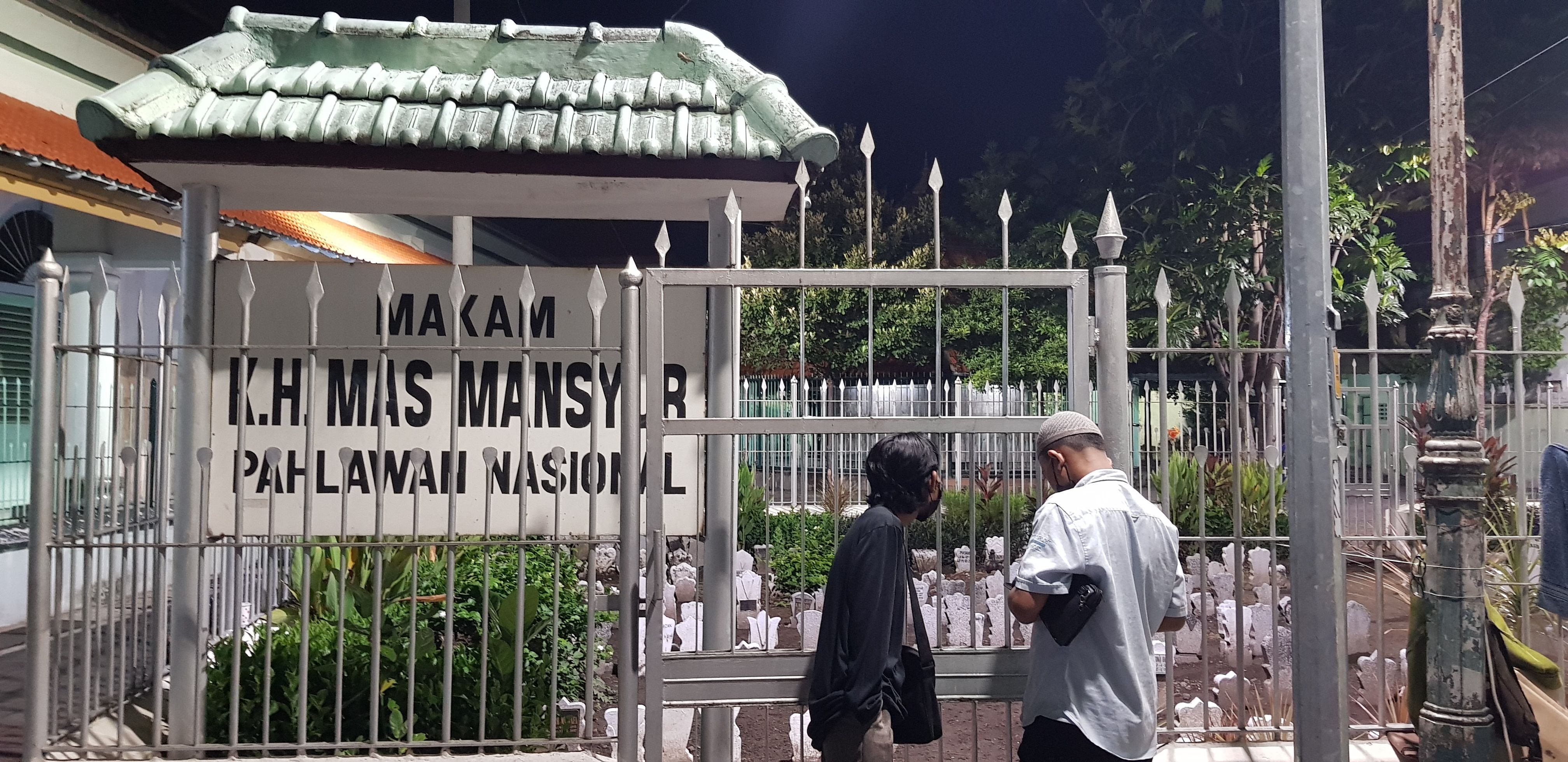 Tak lupa kami mengunjungi makam K.H. Mas Mansyur | Dokpri.