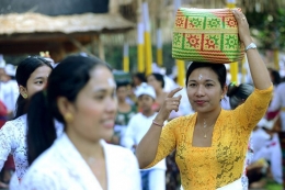 Galungan adalah satu dari upacara penting umat Hindu Bali. Berikut suasana perayaan di Pura Jagatnatha (2017)  [AFP/Sonny Tumbelaka via kompas.com]