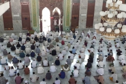 Ilustrasi gambar pelaksanaan ibadah sholat dengan prokes | Foto Via Kompas.com