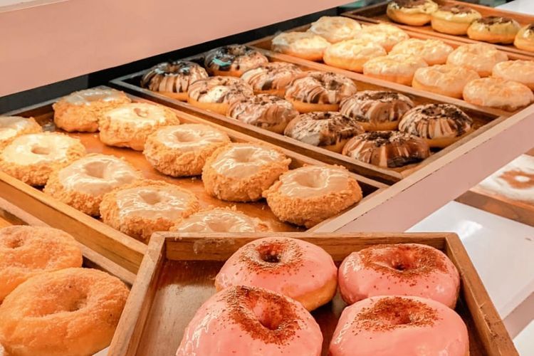 Kalis Donut, salah satu pilihan menu buka puasa kekinian di Jogja (IG @kalisdonuts.id via kompas.com)