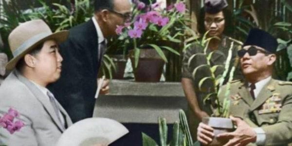 Presiden Soekarno yang menujukkan bunga anggrek kepada Presiden Kim Il-sung di Kebun Raya Bogor, 13 April 1965 | Foto diambil dari KBRI Korea Utara