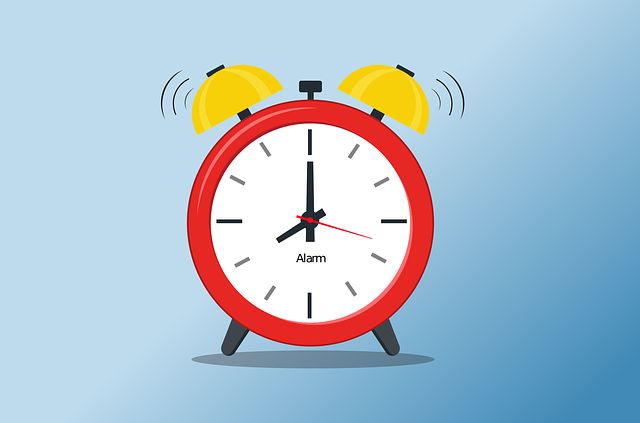Jam (Sumber: https://pixabay.com/id/illustrations/alarm-waktu-datar-bangun-tidur-3122687/)