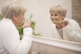 Ilustrasi menyikat gigi menggunakan cermin. sumber: Freepik