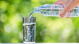 ilustrasi air minum yang dikonsumsi | kumparan.com