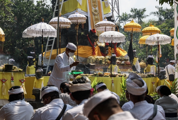 Umat Hindu bersembahyang saat Hari Raya Galungan di Pura Aditya Jaya, Rawamangun, Jakarta Timur, Rabu (14/04/2021). (Foto: KOMPAS.COM/GARRY LOTULUNG)