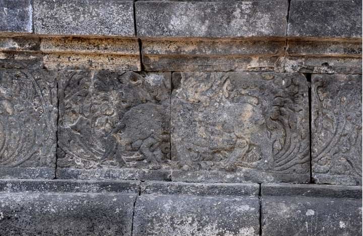 Relief singa dan banteng (Foto: Andre/balarjogja)