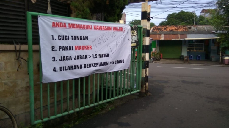 Sejak awal pandemi tahun 2020, spanduk masih terpasang (dok.windhu)