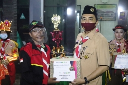 SANG JUARA : Plt Kepala SMAN 2 Kota Mojokerto Saat Menyerahkan Penghargaan Pada Salah Satu Juara ASKALA 38 / dokpri