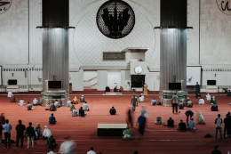 Sholat merupakan salah satu pilar keimanan umat agama Islam. | pexels