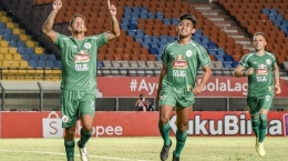 Pemain PSS Sleman, Irfan Bachdim (kiri), bersama rekan satu timnya sedang merayakan gol di Piala Menpora 2021 (Foto: Instagram/@PSSleman via Tribunnews.com)