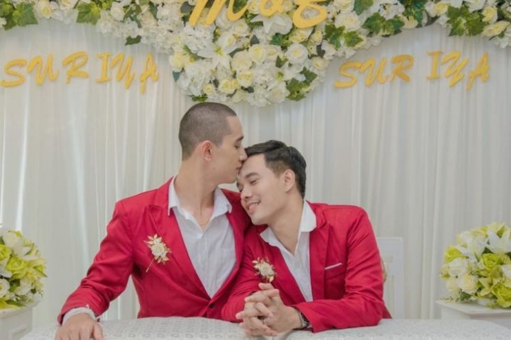 Suriya Koedsang dan suaminya (kiri), melangsungkan pernikahan sesama jenis di Thailand (Facebook/Suriya Koedsang)