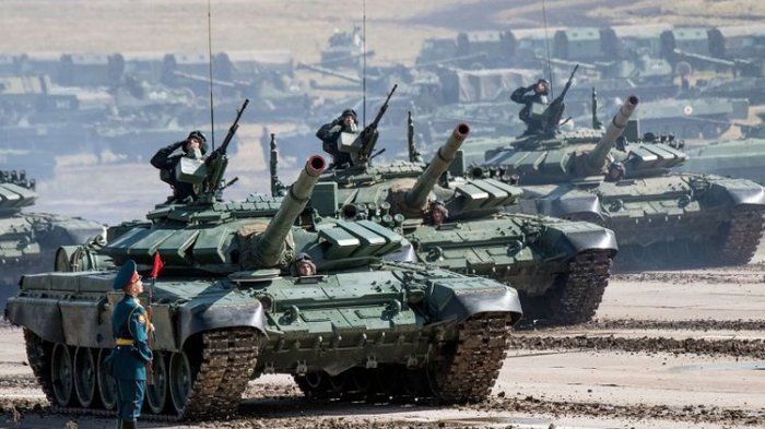 Tank-tank militer Rusia di perbatasan Ukraina. Joe Biden meminta Putin untuk menarik pasukannya. Foto dari Aceh.Tribunnews.com.