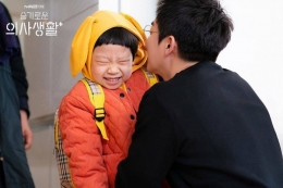 Lee Uju dan Lee Ikjun, anak dan bapak di Hospital Playlist Season 1 (Instagram @tvndrama.official)