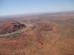 Uluru dari kejauhan diatas Helikopter (dok pribadi)