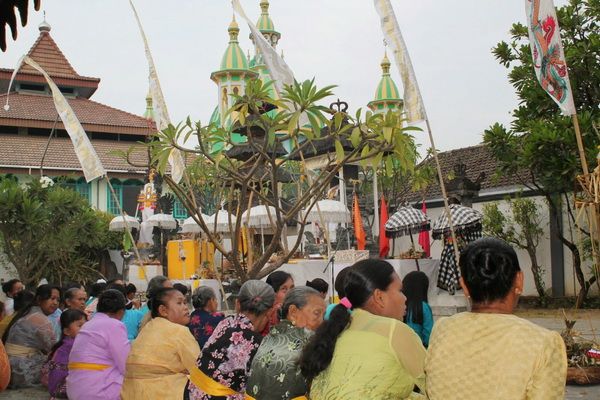Suasana ibadah umat Hindu di Desa Balun. Sumber: goodnewsfromindonesia.id