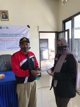 Mahasiswa memberikan masker dan hand sanitizer Lidah Buaya di desa Petungsewu, Kecamatan Dau, Kabupaten Malang, Rabu (14/4/2021)./Dokpri
