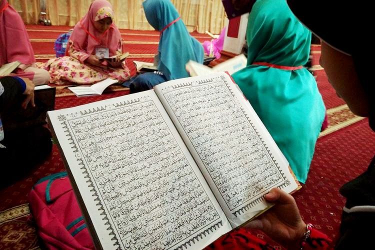 Ilustrasi membaca Al Quran. Sumber: KOMPAS.com/Daspriani Y Zamzami