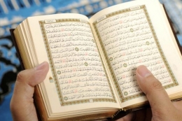 Ilustrasi membaca Al Quran| Sumber: Shutterstock via Kompas.com