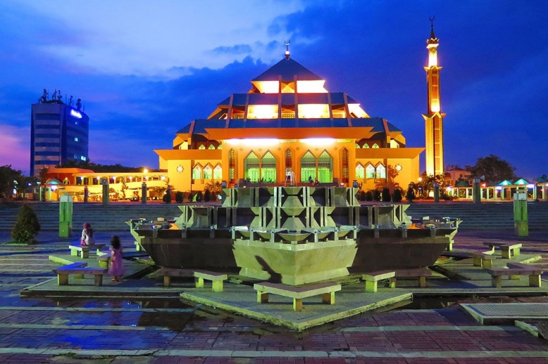 foto ; Masjid Agung Batam (Sumber ; Bintantravel.co.id)