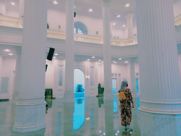 Desain Interior Masjid Ramlie Musofa (Sumber: dokpri)