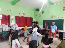 Latihan Tari Grebeg Sabrang di ruang kelas SD Islam Al-Faqih Sukoanyar (dok. pribadi)