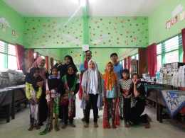Anggota kelompok KKN UM Desa Sukoanyar dan siswa-siswi SD Islam Al-Faqih/dokpri