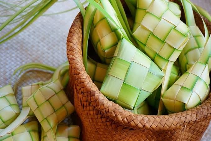 Membuat ketupat (foto dari nasional.kompas.com)