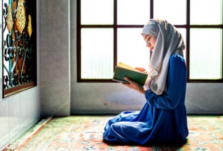 Ilustrasi dari hasil tangkap layar pixabay.com (perempuan sedang meningkatkan skill membaca Al-Qur'an)
