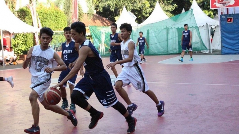 Aldi Syah Permana (pria yang memegang bola basket) sedang lomba basket antar sekoalah. / dokpri