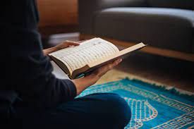 Salah satu skill ukhrawi yang wajib di tingkatkan di bulan Ramadan adalah memperbaiki bacaan Alquran (pixabay.com)