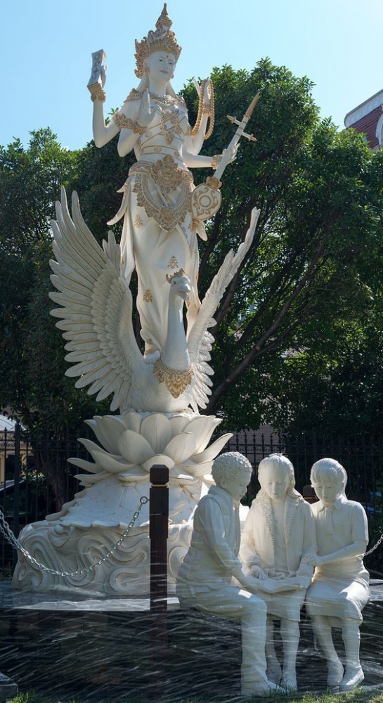 Patung Dewi Saraswati (Sumber: en.wikipedia.org) 
