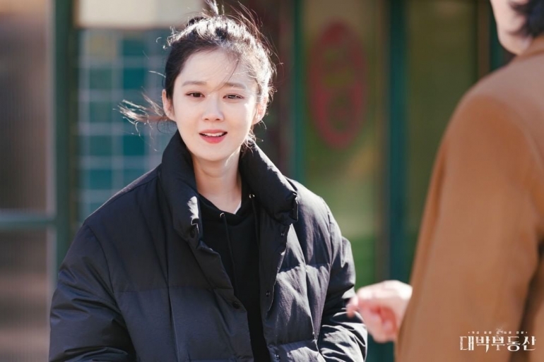 Jang Nara sebagai pengusir hantu di "Sell Your Haunted House" episode 1 (IG @kbsdrama)