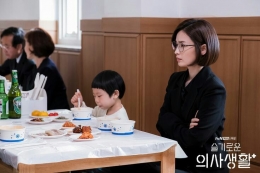 Chae Song Hwa dan Uju di salah satu adegan drama Hospital Playlist (@tvndrama.official)