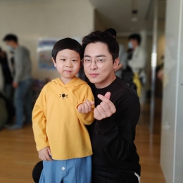 Pemeran drama Hospital Playlist Uju dan Lee Ik Jun, ayah dan anak yang kompak. (Instagram Kim Jun @k_im_yul_jun)