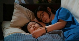 Chae Song Hwa dan Uju di salah satu adegan drama Hospital Playlist (@tvndrama.official)