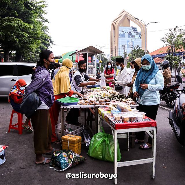 Penjual Takjil di kawasan Karang Menjangan Surabaya. Sumber : asli suroboyo