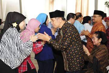 Ilustrasi Silaturahmi di Hari Lebaran. Sumber: www.grid.id