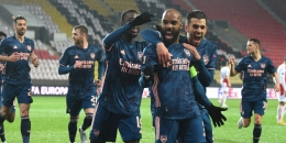 Pemain Arsenal merayakan gol ke gawang Slavia Praha. (via arseblog.news)