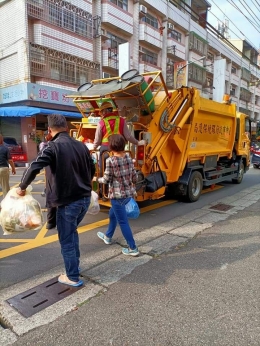 Di Taiwan, membuang sampah ada waktunya. Masyarakat tertib membawa turun sampah yang sudah dipilah dari rumah. Dok pribadi