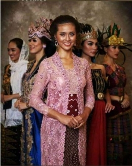 Profil Perempuan Indonesia ( pakaian adat.com )