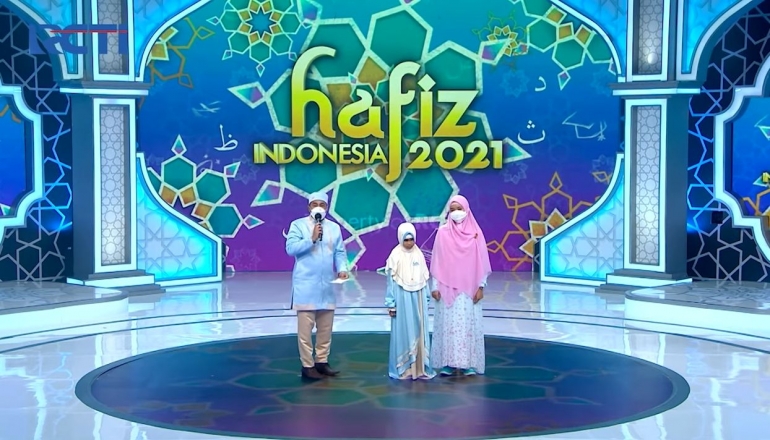 Aira bersama Kakak Pengasuhnya dan Host Hafiz Indonesia - Tangkapan Layar Youtube Hafiz Indonesia