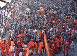 Festival Hindu Kumbh Mela di Haridwar, Uttarakhand dengan penunjung penjiarah sebanyak 5 juta orang masih berlangsung ditengah meroketnya kasus Covid-19 di India. Photo : Idrees Mohammed/EPA