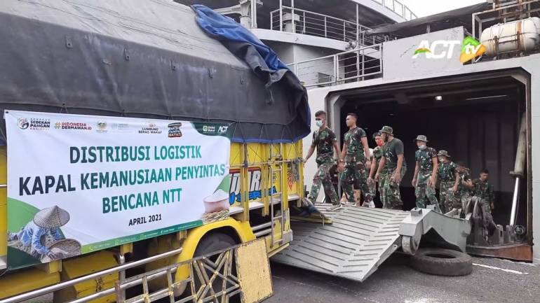 Proses loading Beras Wakaf dan Air Minum Wakaf ke dalam KRI Tanjung Kambani ole tim TNI (ACTNews)