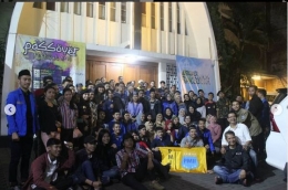 Foto bersama usai berbagi takjil di depan GKJ Kebonjati Bandung. Dok: PMKRI Bandung